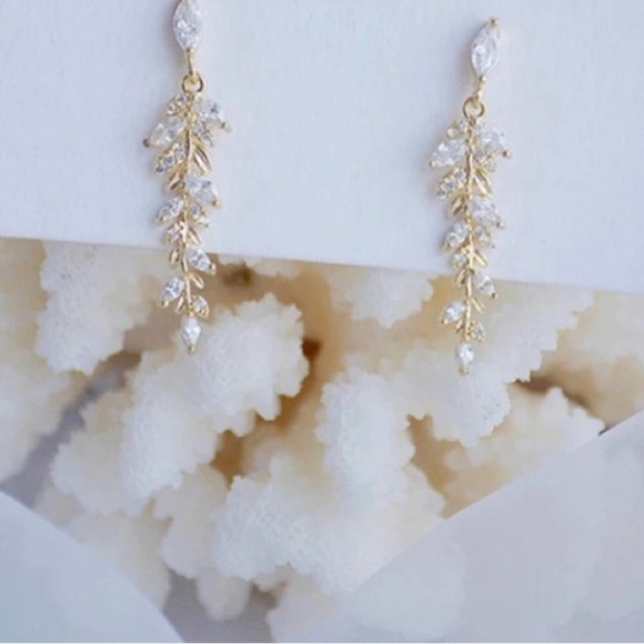 Charming & Exquisite 18k Gold Leaf Tassel Earrings - Picture 5 of 6